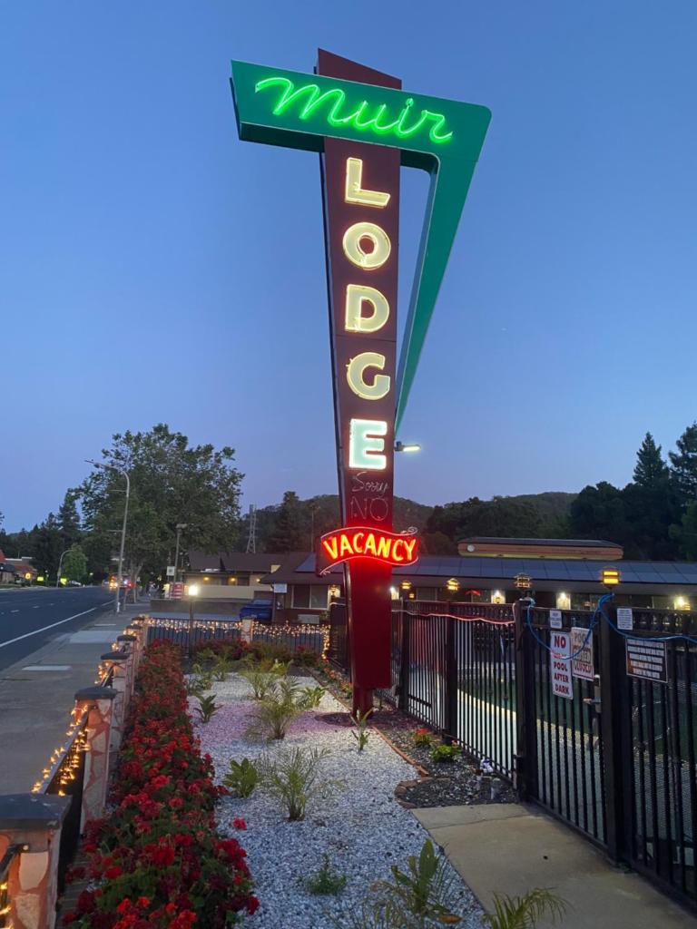 Muir Lodge Motel image