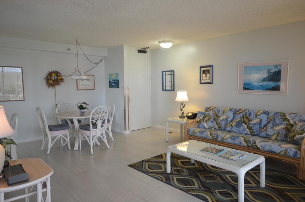 Romantic Waikiki Banyan 2513 with Ocean and Diamond Head Views and Free Parking! image