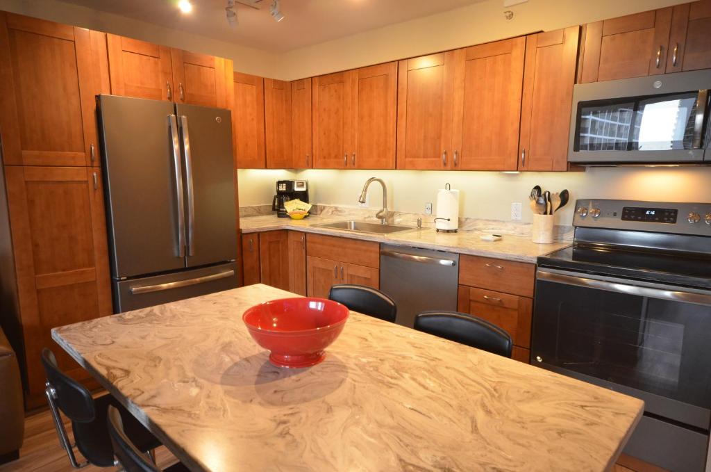 Waikiki Banyan 912 Your Luxurious Escape to Paradise image