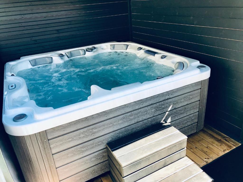 GuestHouse La Costière - logements indépendants - espace piscine jacuzzi photo 1