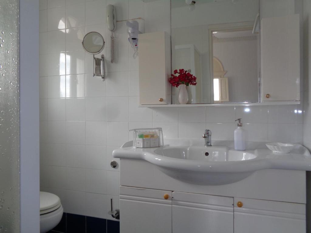 Porto Scoutari Romantic Hotel photo 4