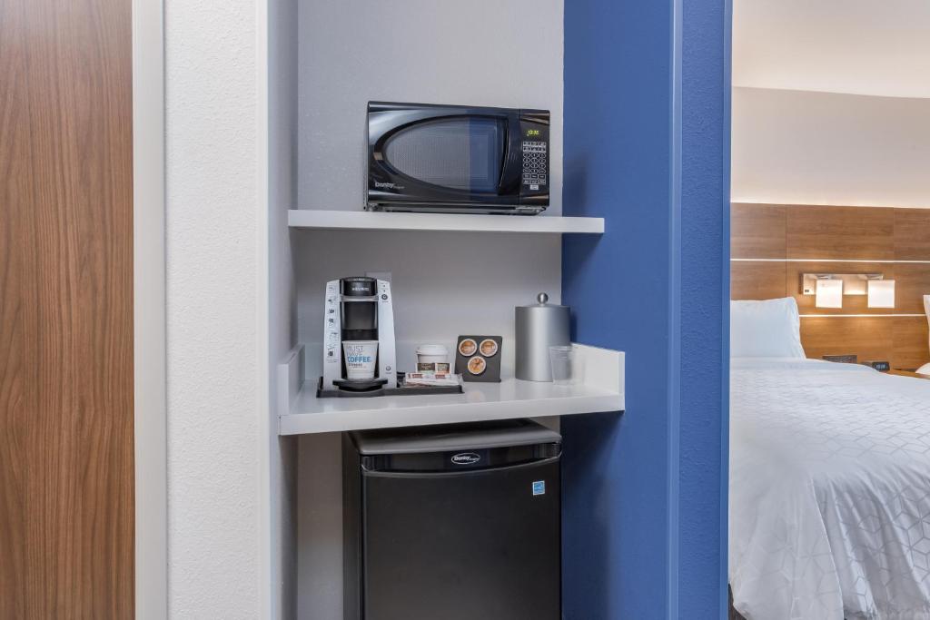 Holiday Inn Express & Suites - Elkhart North, an IHG Hotel photo 2