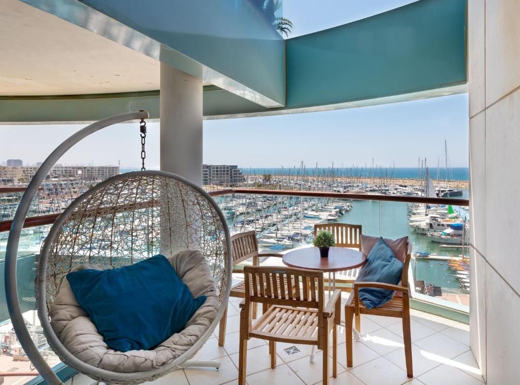 Beach front lux apartment (pool/gym/parking)