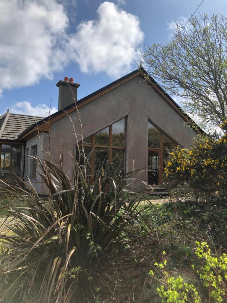 House with sea views close to Beach with WiFi and large kitchen and dining photo 3