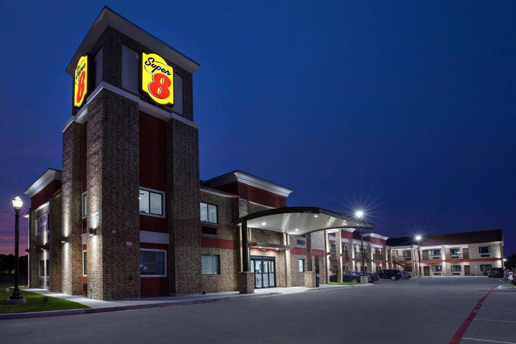 Super 8 by Wyndham Humble Houston Fallcreek photo 2