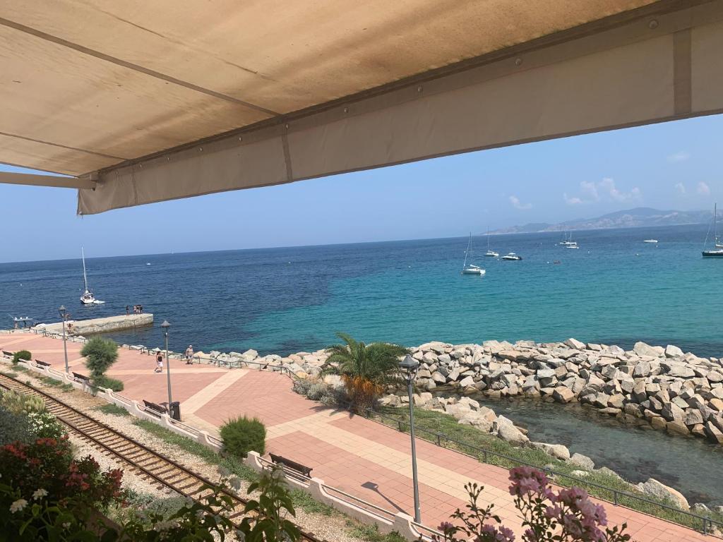 L’Ile Rousse les pieds dans l’eau photo 4