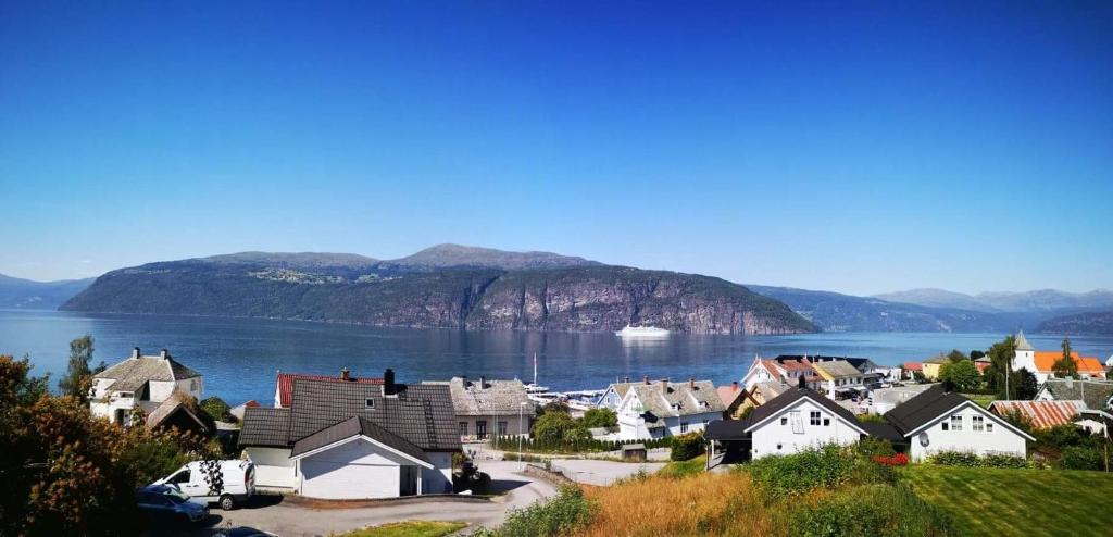 Feriehus ved fjorden i idylliske Utvik i Stryn photo 1