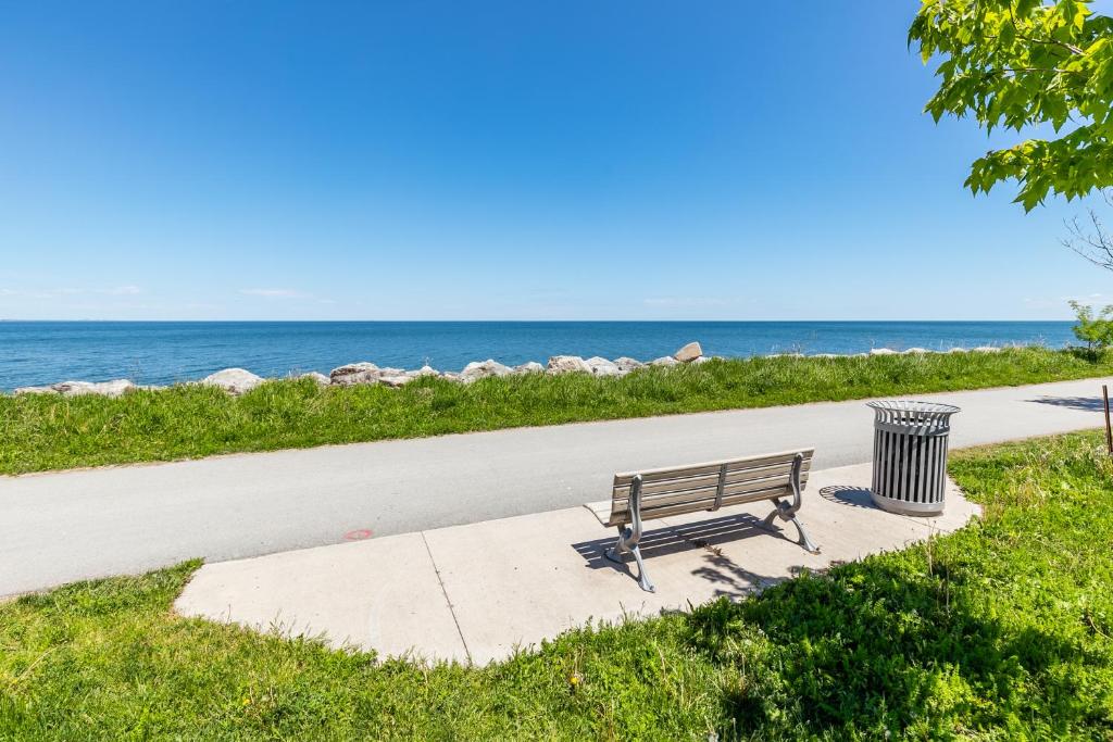 Modern Hamilton Homes Lake Ontario Shore by GLOBALSTAY photo 1