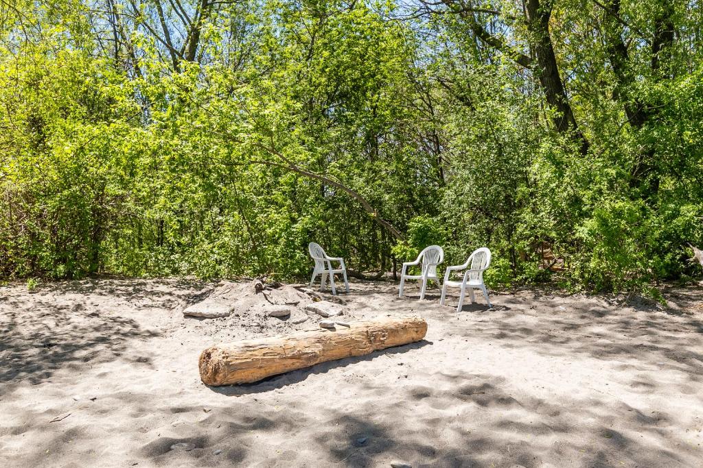 Modern Hamilton Homes Lake Ontario Shore by GLOBALSTAY photo 4