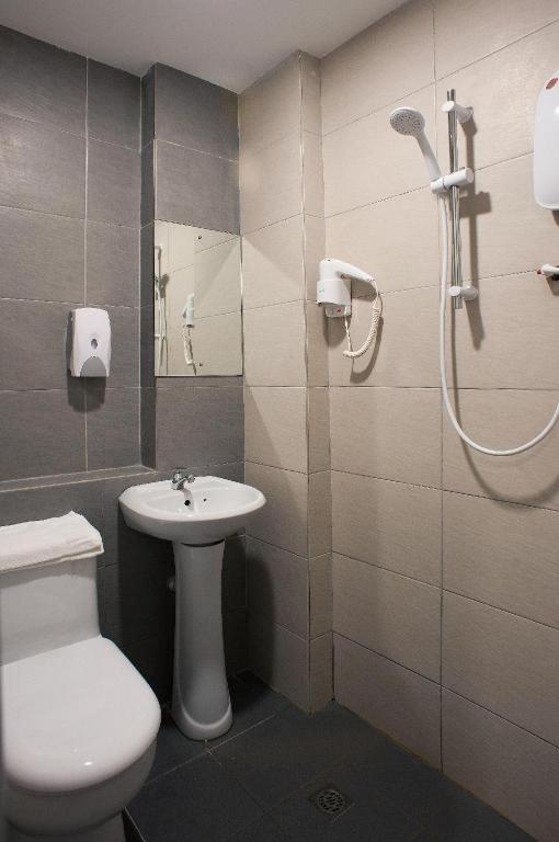 Econtel Queensbay Room Type - Deluxe Double Room