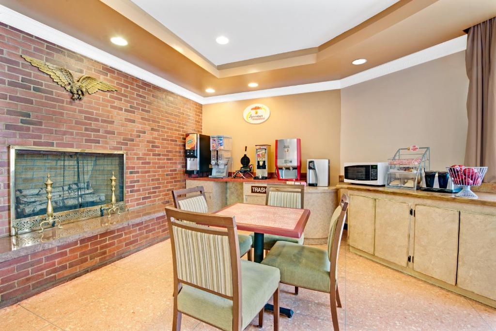 Super 8 by Wyndham Milford/New Haven image
