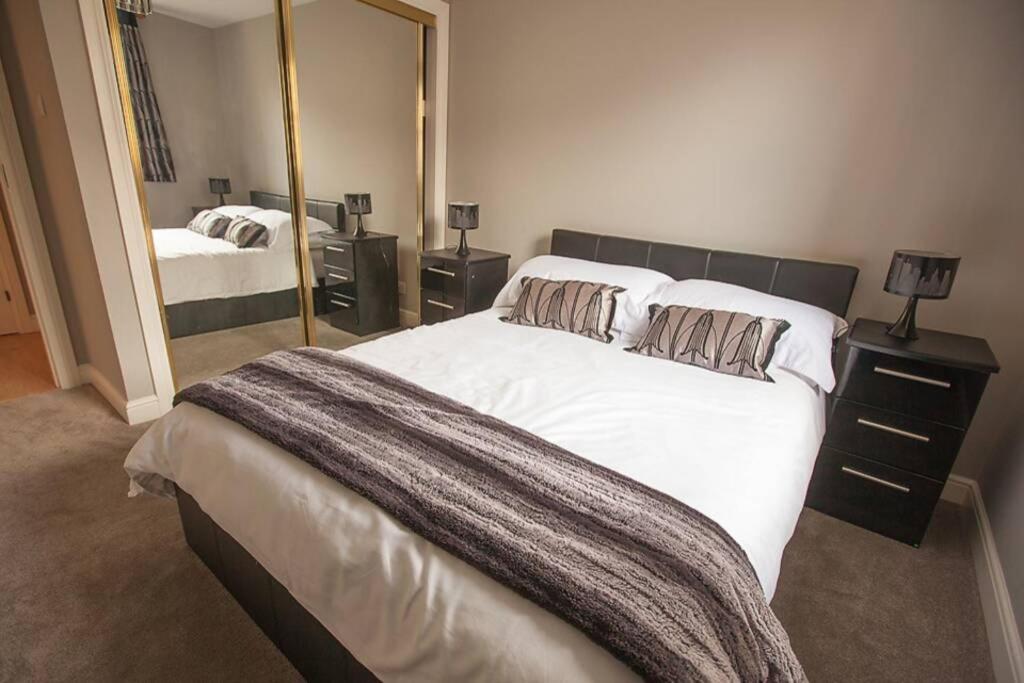 City Centre Executive 2 Bed Apartment with WiFi & Parking photo 4