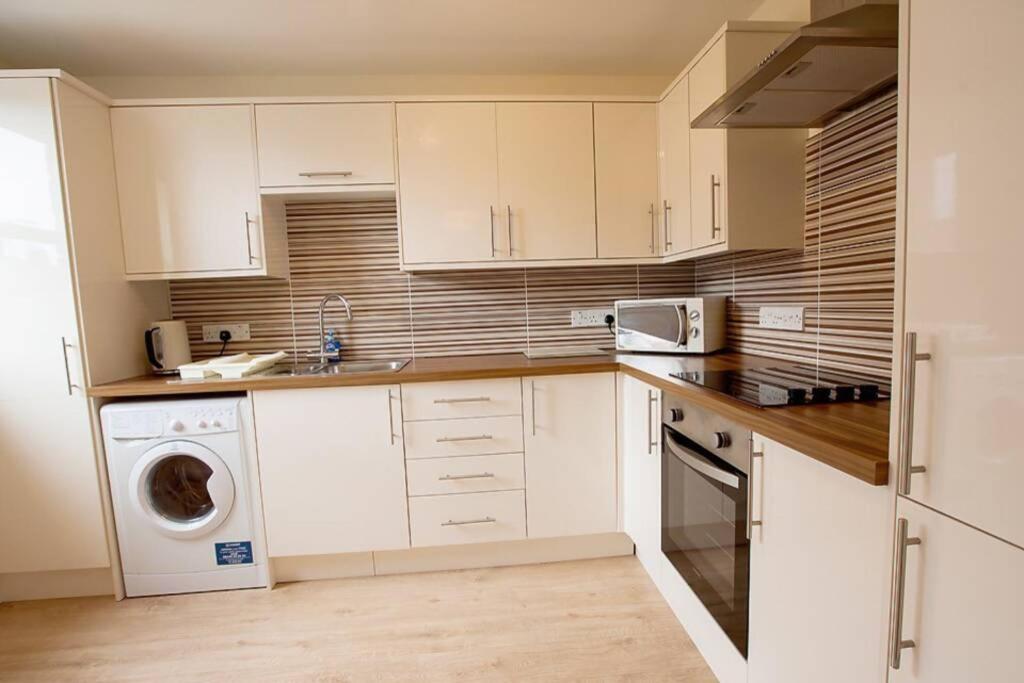 City Centre Executive 2 Bed Apartment with WiFi & Parking photo 1