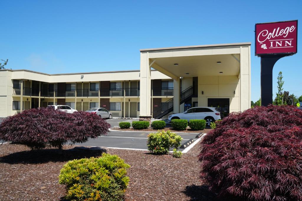 College Inn Monmouth image