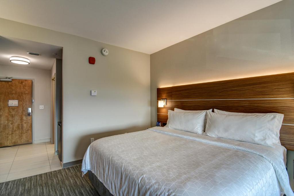 Holiday Inn Express - Fort Walton Beach Central, an IHG Hotel photo 2