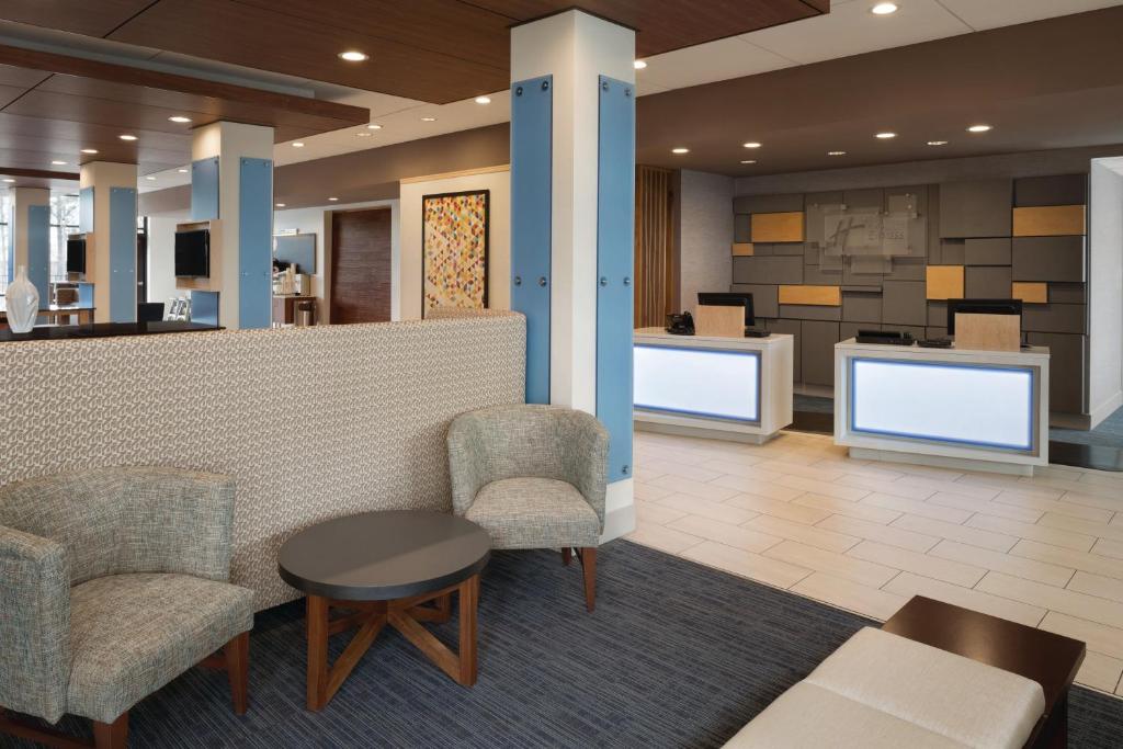 Holiday Inn Express Knoxville-Strawberry Plains, an IHG Hotel photo 2