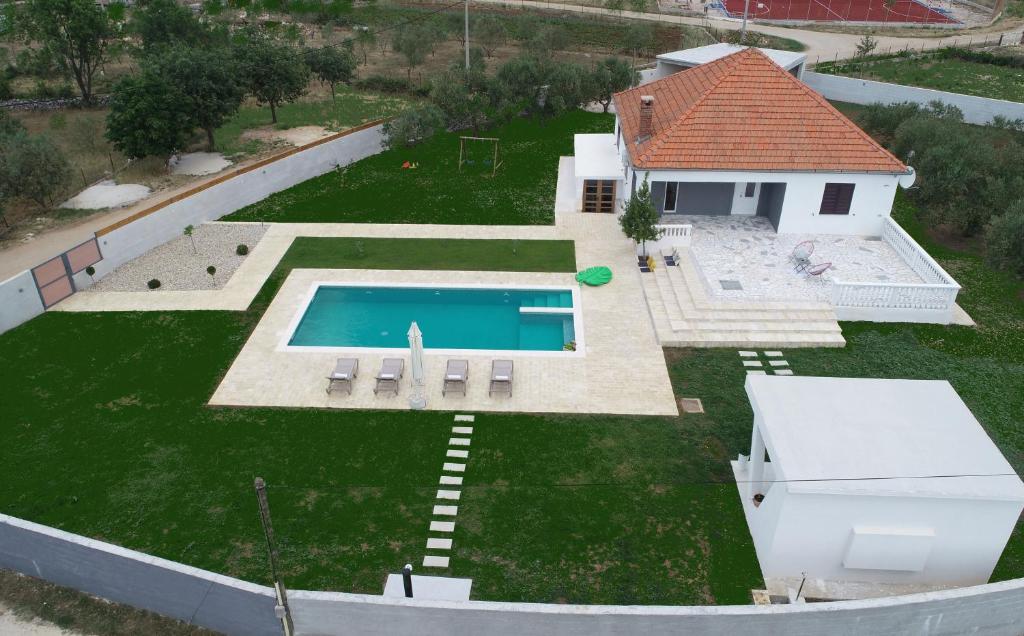 S&I Peaceful Holiday Home With Pool & Jacuzzi photo 3