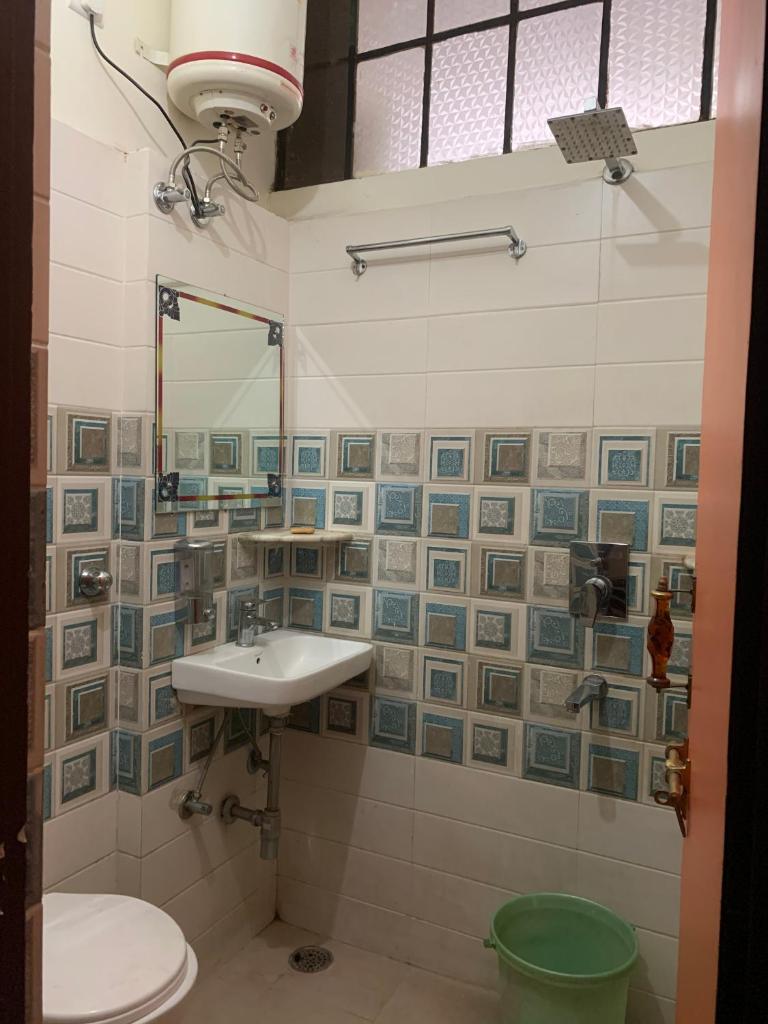 Номер (Общий десятиместный номер для мужчин и женщин), Vinayak Guest House