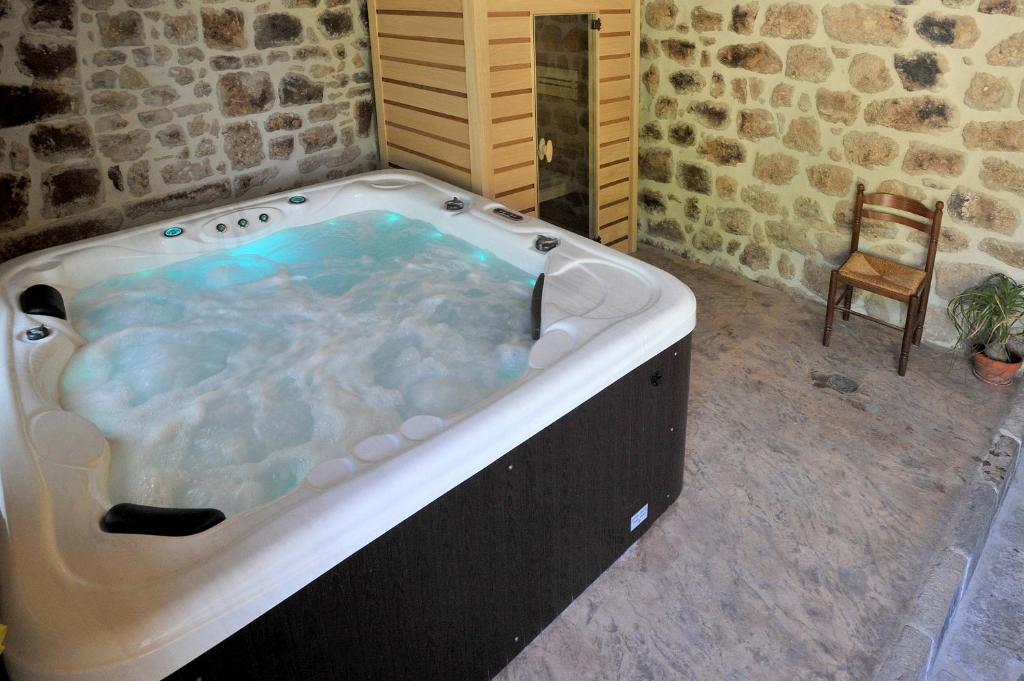 Chambre Comballe charmante avec jacuzzi photo 1