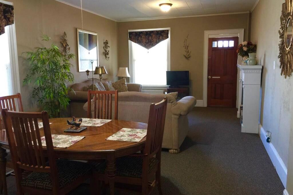 Great Gorge Guesthouse - Walk to the Falls, the Casino and all Downtown Restaurants - Across from the Aquarium image