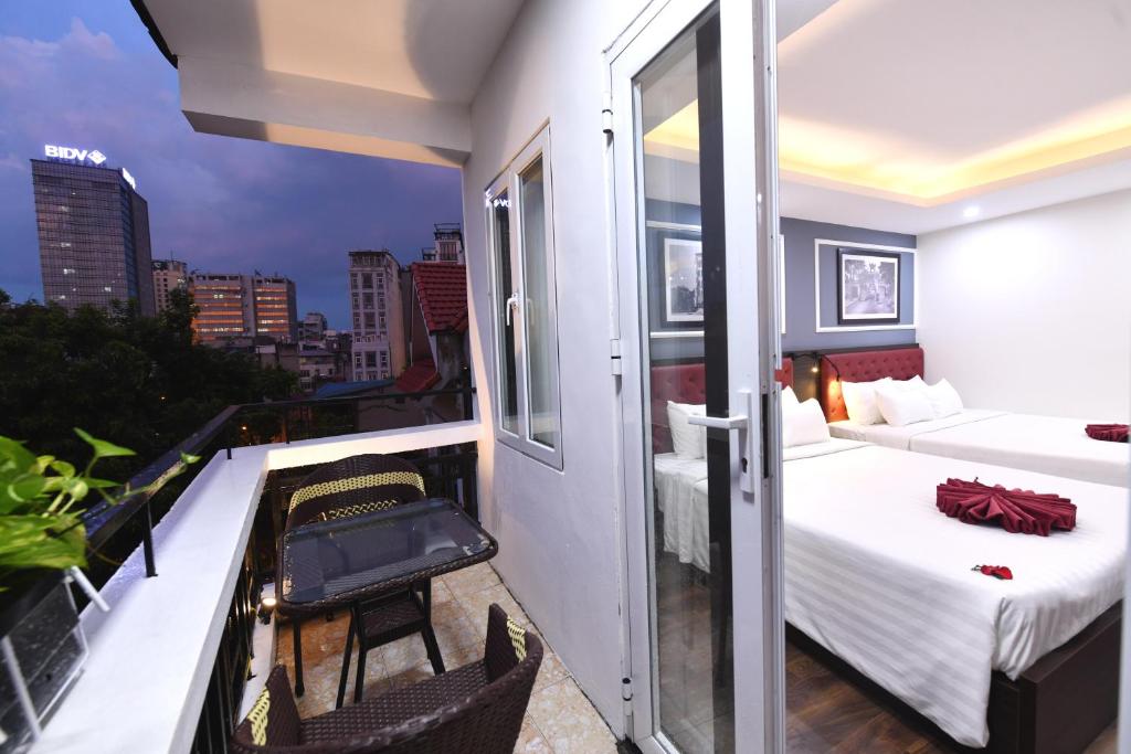 Семейный (Семейный люкс с балконом), Hanoi Elpis Grand Hotel