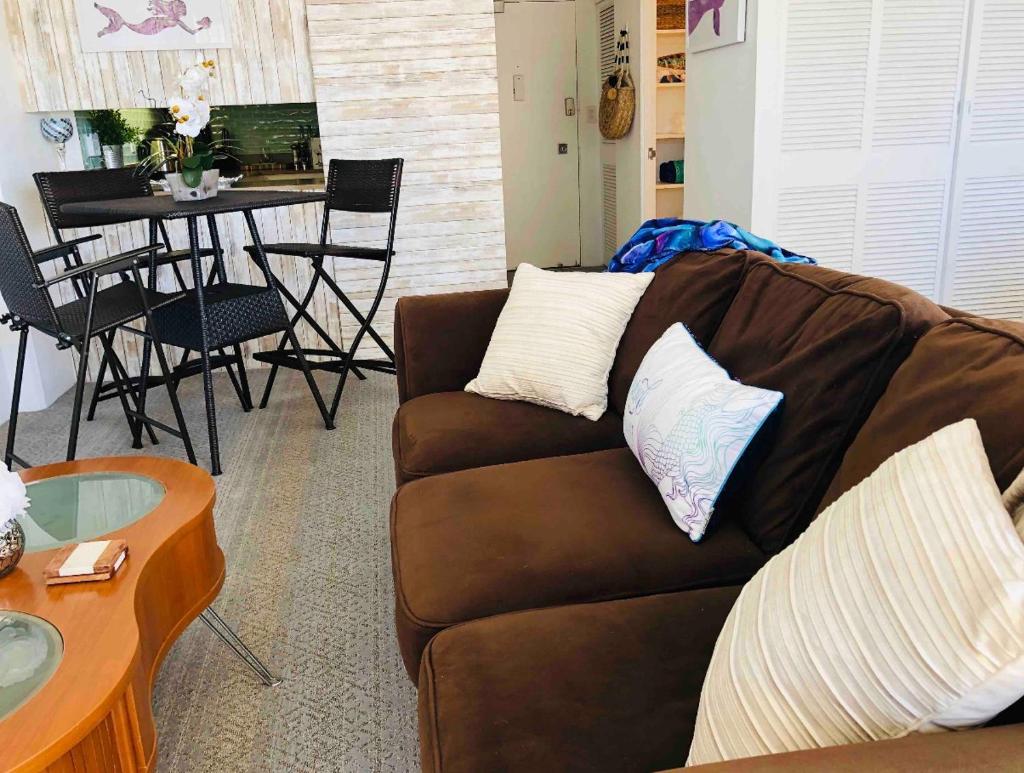 Студио (Номер-студия Делюкс с кроватью размера «queen-size»), MERMAID'S COVE WITH BREATHTAKING OCEAN VIEWS AT ILIKAI HOTEL