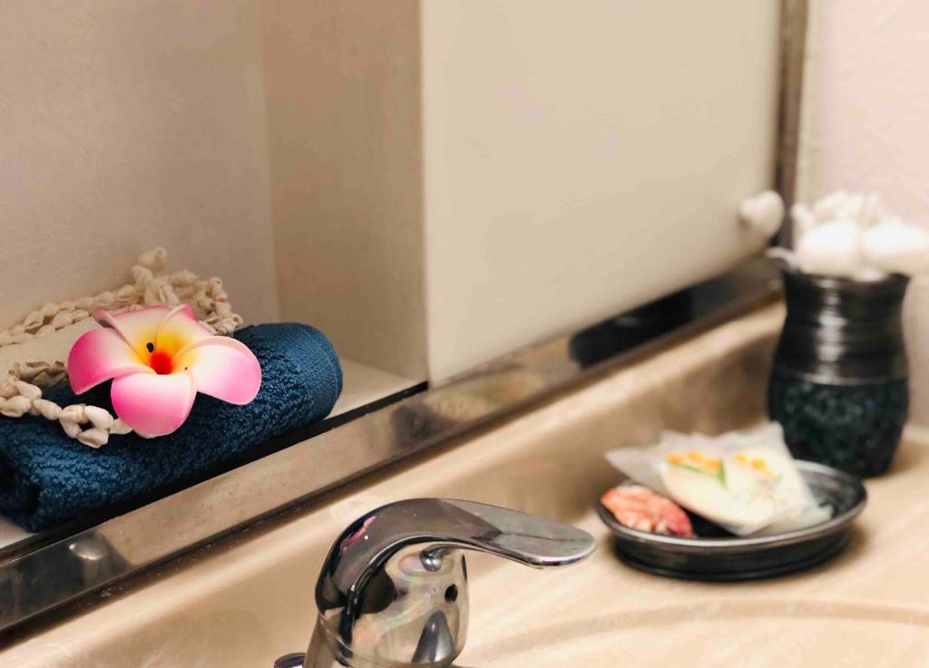 Студио (Номер-студия Делюкс с кроватью размера «queen-size»), MERMAID'S COVE WITH BREATHTAKING OCEAN VIEWS AT ILIKAI HOTEL