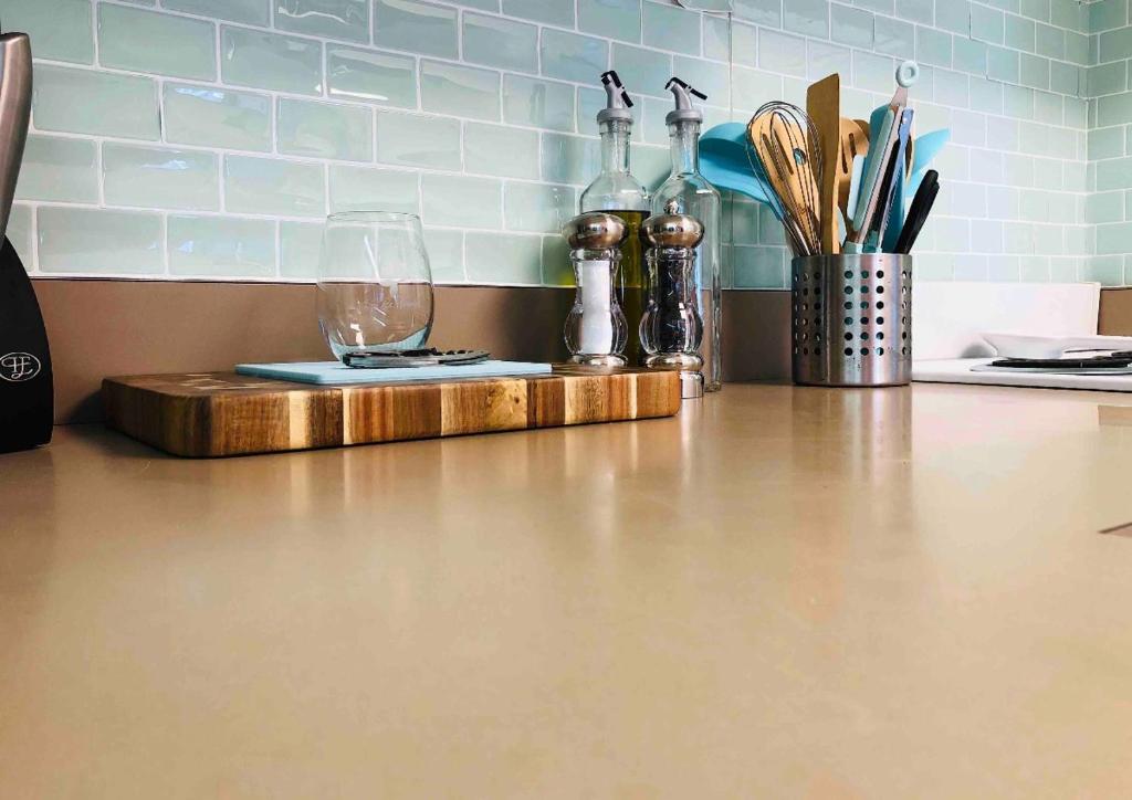 Студио (Номер-студия Делюкс с кроватью размера «queen-size»), MERMAID'S COVE WITH BREATHTAKING OCEAN VIEWS AT ILIKAI HOTEL