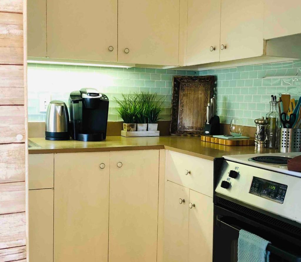 Студио (Номер-студия Делюкс с кроватью размера «queen-size»), MERMAID'S COVE WITH BREATHTAKING OCEAN VIEWS AT ILIKAI HOTEL