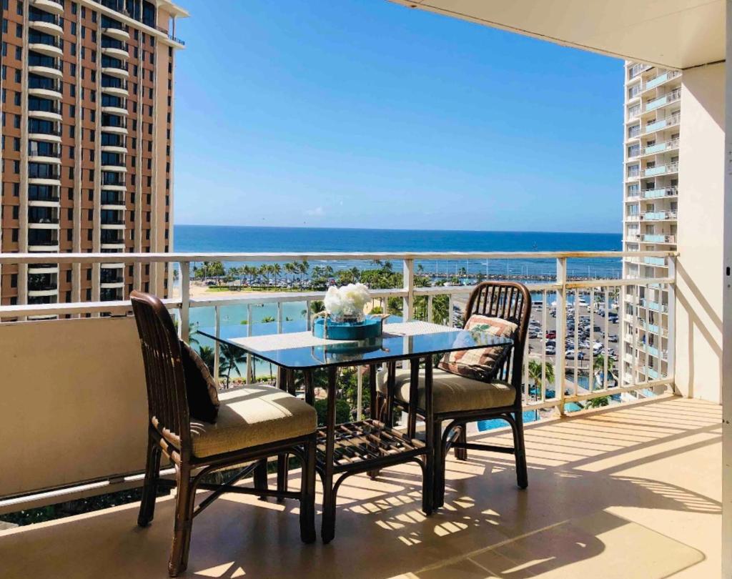 Студио (Номер-студия Делюкс с кроватью размера «queen-size»), MERMAID'S COVE WITH BREATHTAKING OCEAN VIEWS AT ILIKAI HOTEL