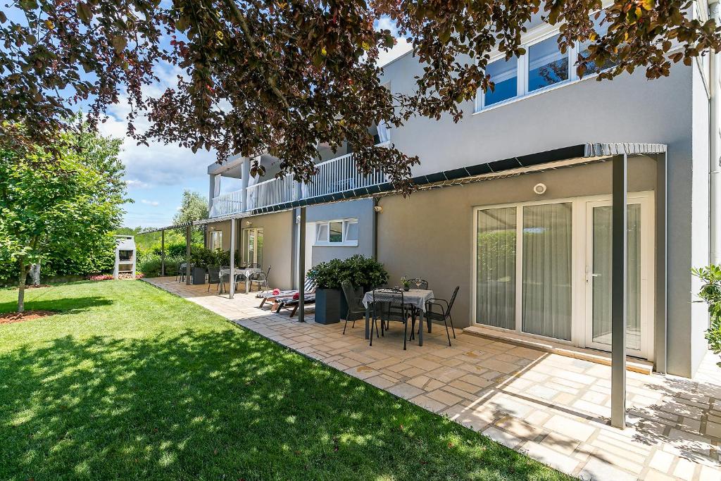 Apartments Dama photo 1