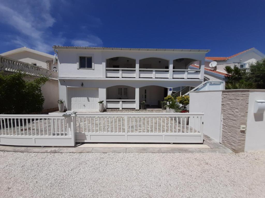 Bella Apartments photo 4