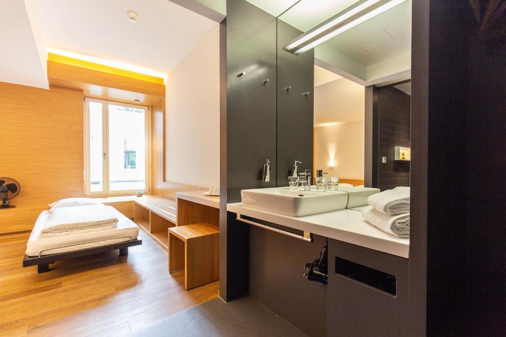 Трехместный (Private Room up to 3 and Lounge), STAY@Basel SBB