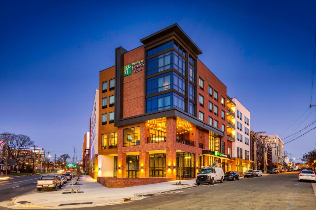 Holiday Inn Express & Suites Charlotte - South End, an IHG Hotel image