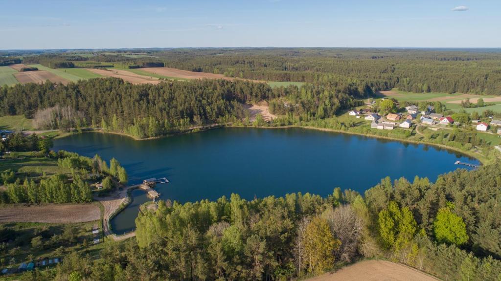 Gospodarstwo agroturystyczne nad jeziorem wśród lasów photo 2