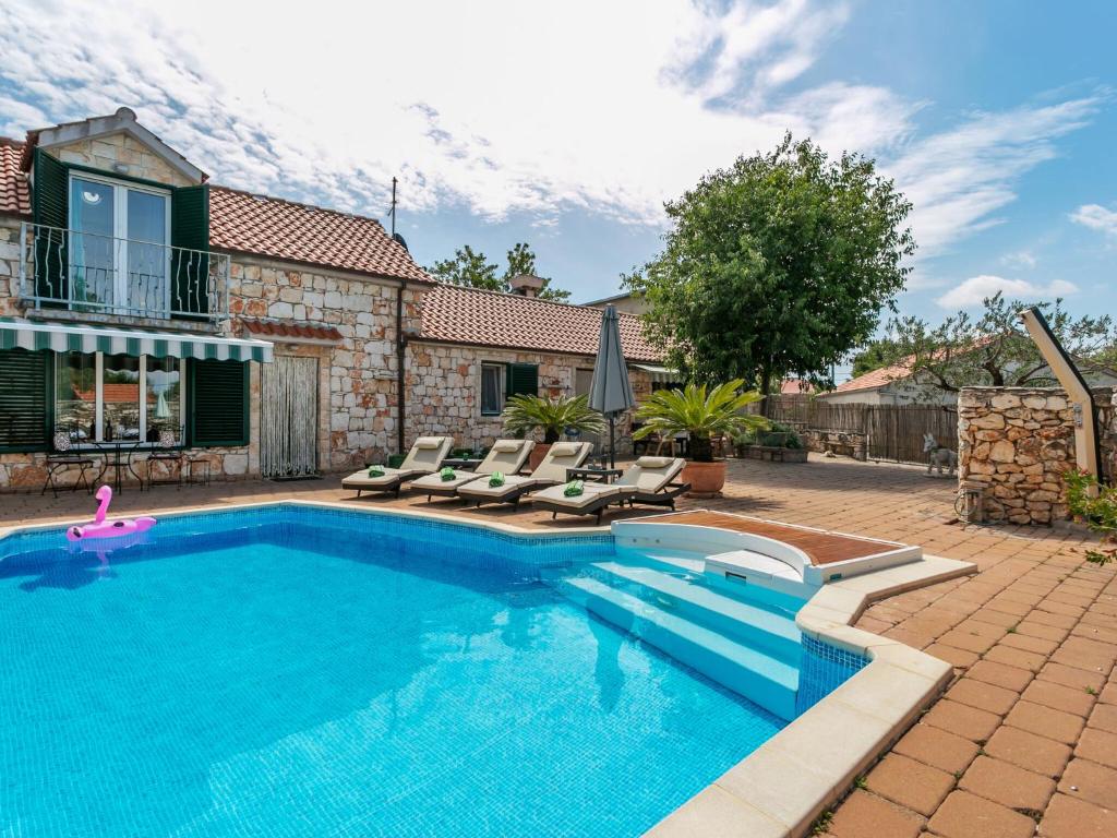 Chic Holiday Home in Marina with Private Swimming Pool photo 2