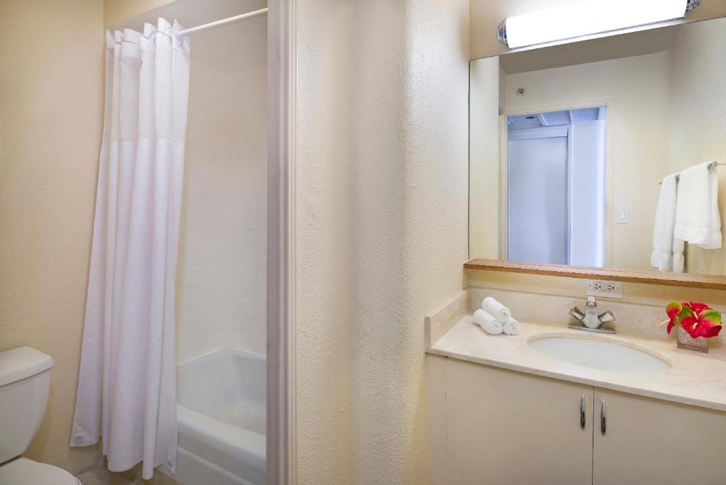 Студио (Номер с видом на город, 2 двуспальными кроватями и кухней), Ohia Waikiki Studio Suites