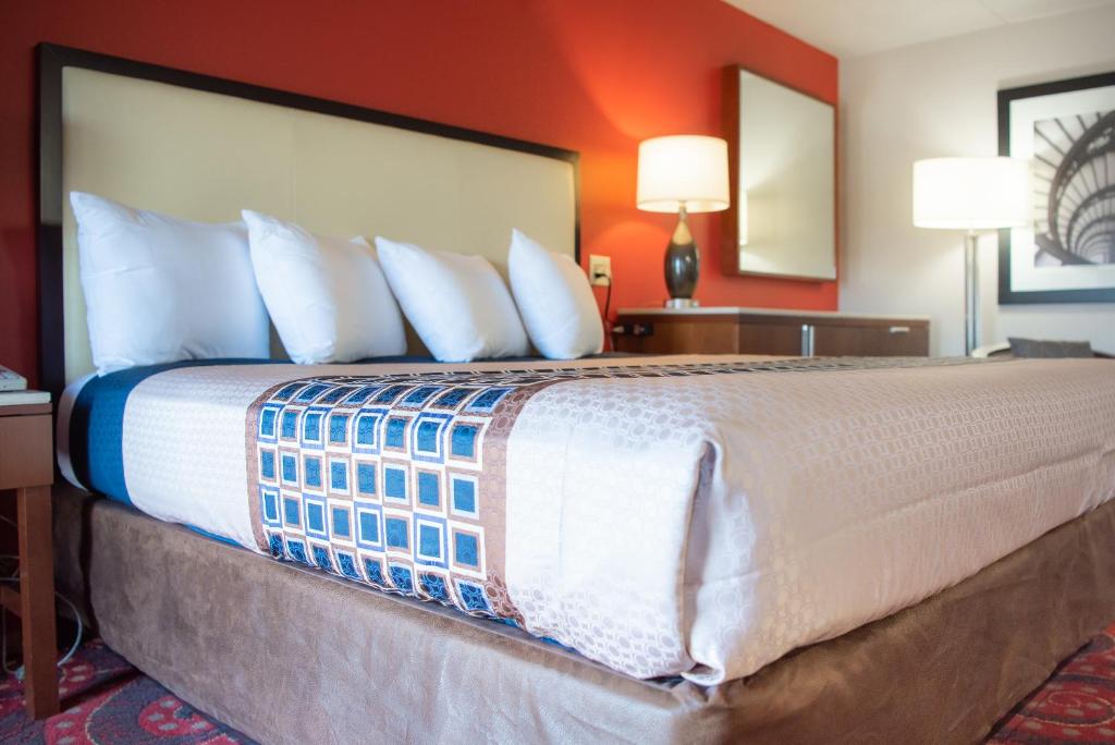 Spencer Inn & Suites photo 2