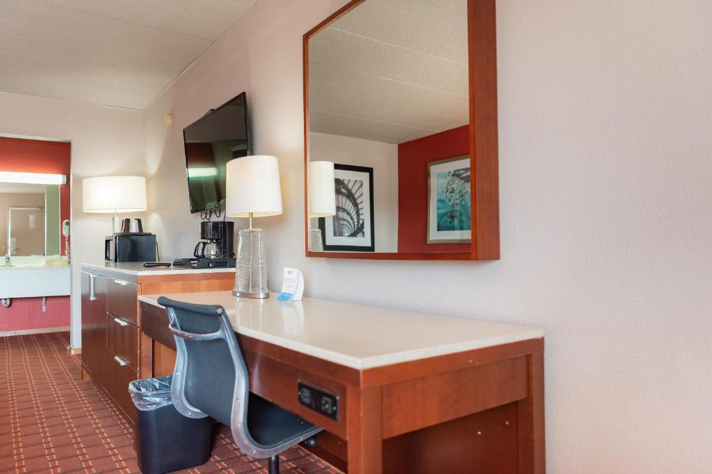 Spencer Inn & Suites photo 1