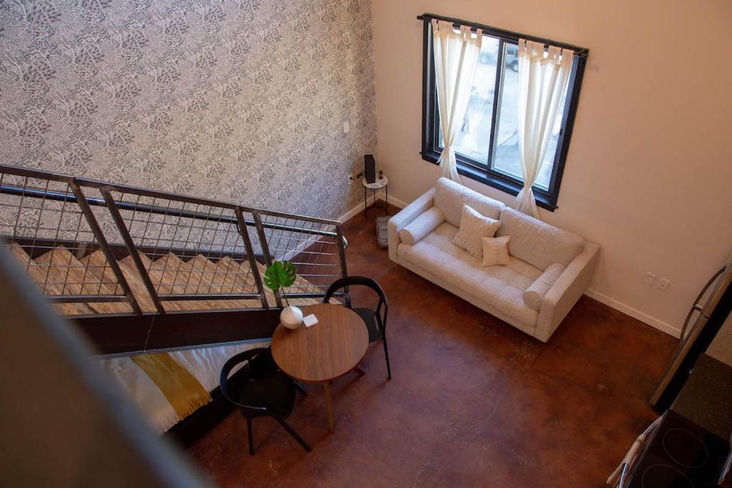 Center City Loft, CONTACTLESS CHECK IN, Mayor's Study image