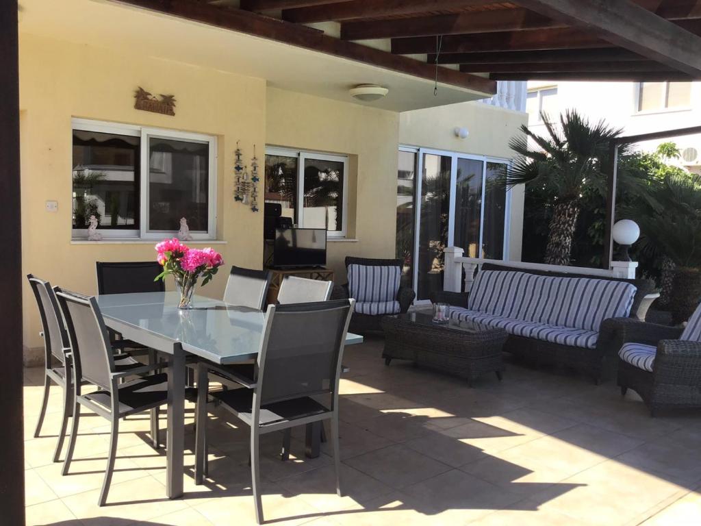 Carolyn Villa photo 3