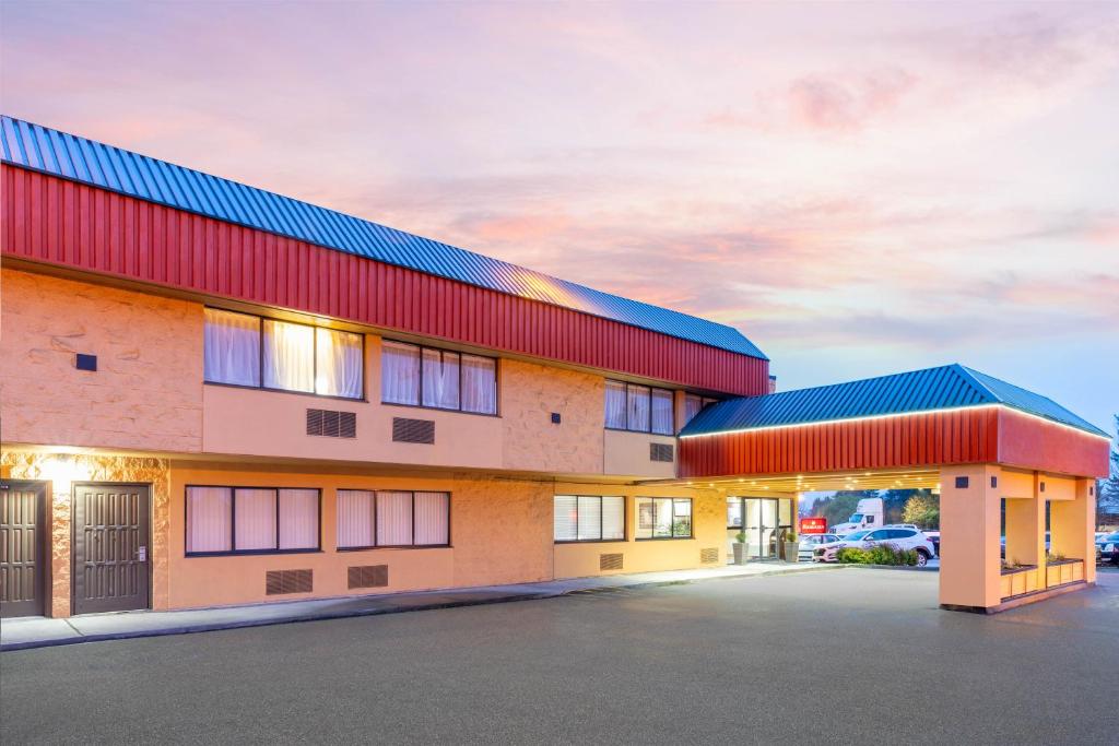 Ramada by Wyndham Coquitlam photo 1