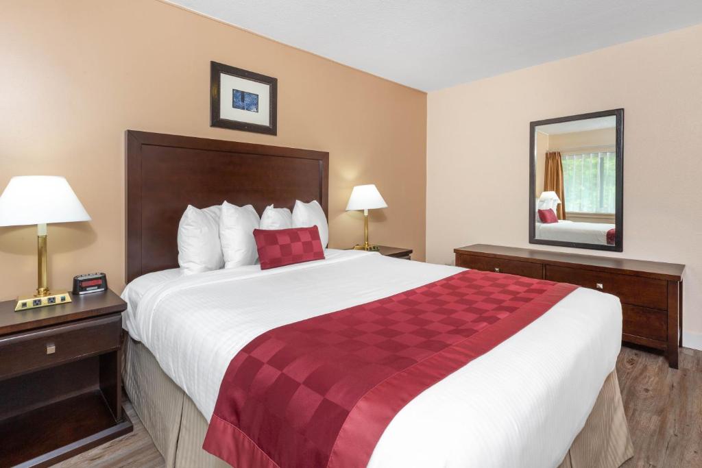Ramada by Wyndham Coquitlam photo 2