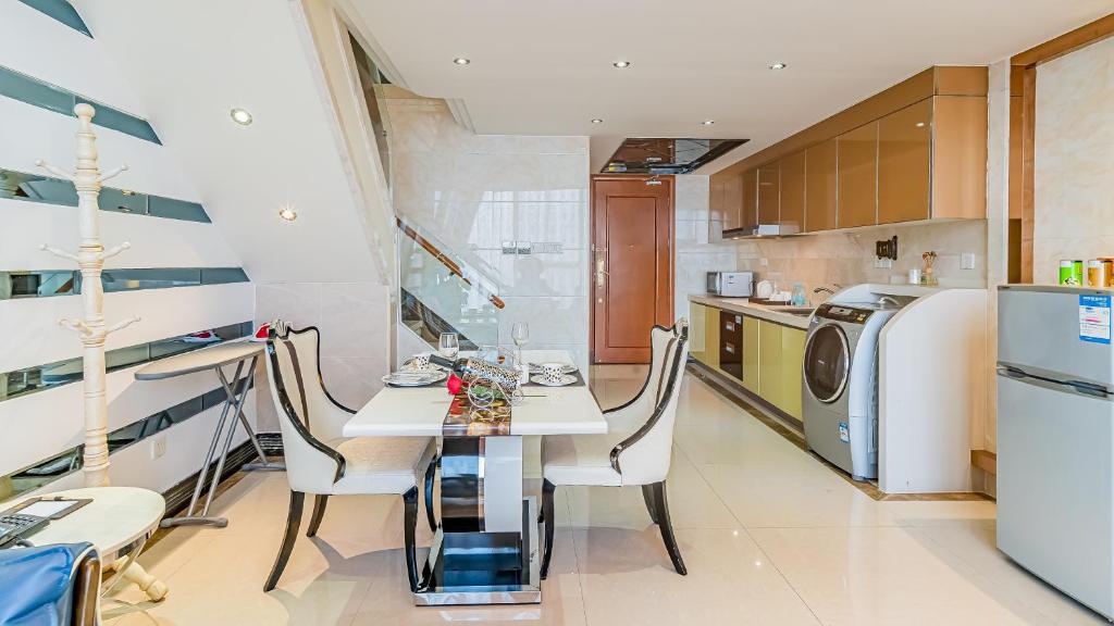 Апартаменты (Двухуровневый суперлюкс с кроватью размера «queen-size»), South & North International Apartment - Beijing Road Kam Rueng Plaza