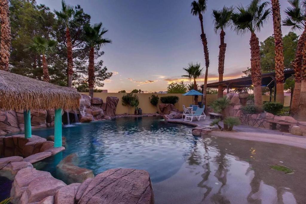 Villa Gordal - Enormous Villa in Las Vegas with 39 Sleeps image