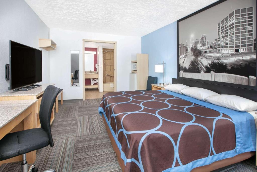 Super 8 by Wyndham City of Moore photo 3