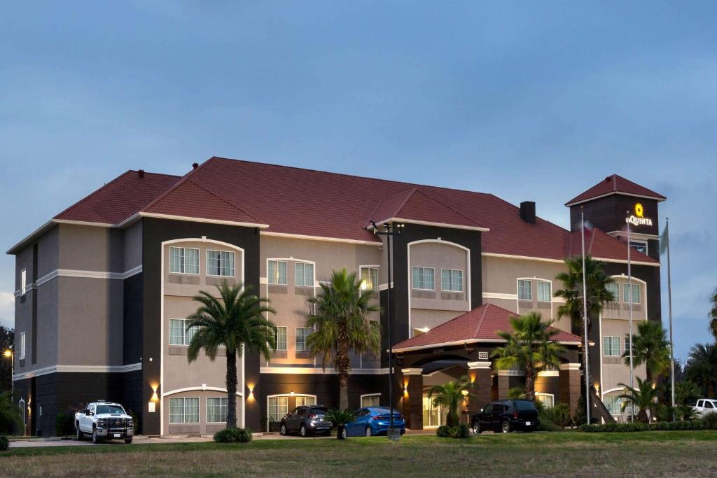 La Quinta Inn & Suites by Wyndham Alvin image