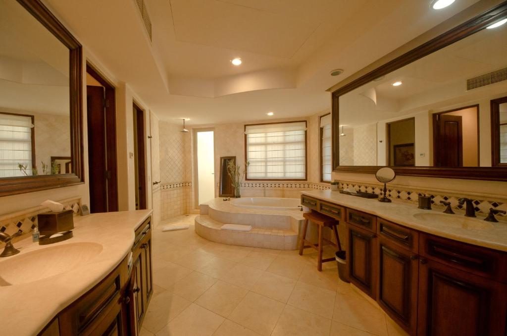 Villa Las Arenas, The Sands, View of the Arch of Cabo San Lucas, Sleeps 8 photo 3