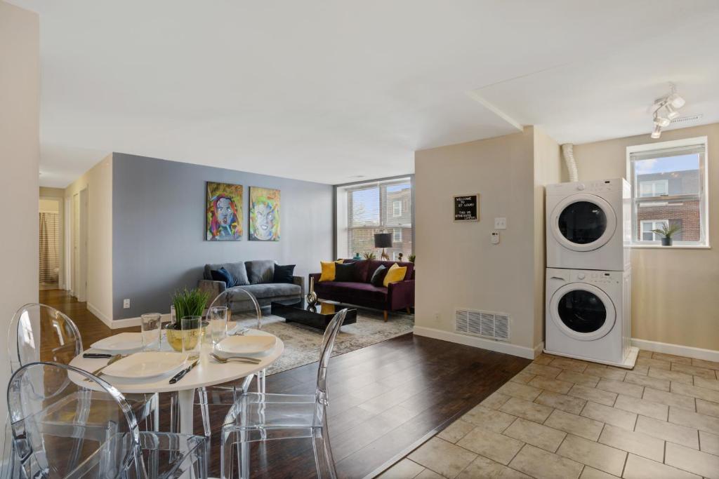 Plush Living next to Forest Park/BJC/Zoo/WashU image