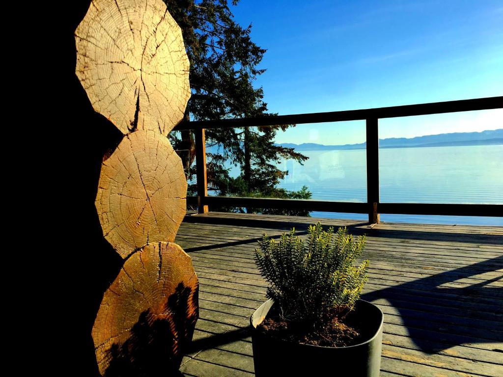 The Beach House Texada - Waterfront Cabin photo 2